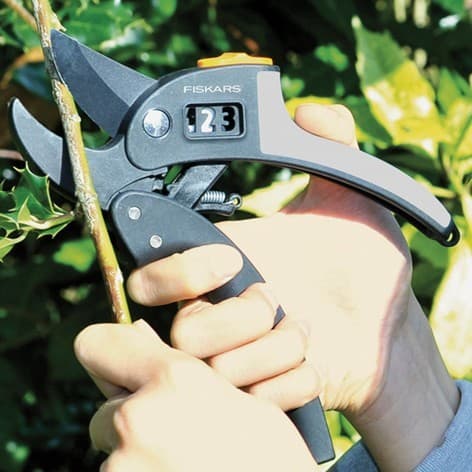 Fiskars P83 Powerstep Kovinski Sekač (180mm) 2