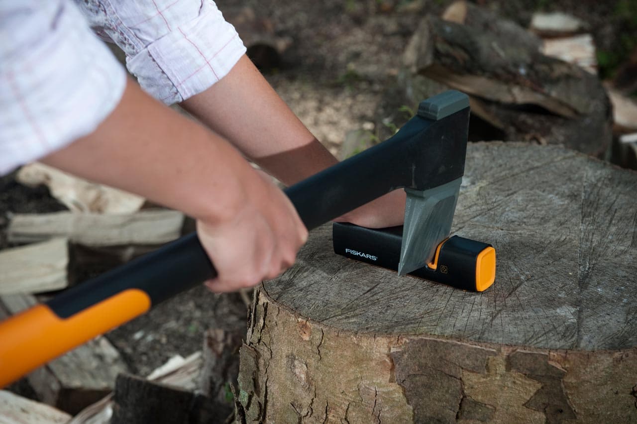 Fiskars Xsharp Ostrilnik za Sekire in Nože 2