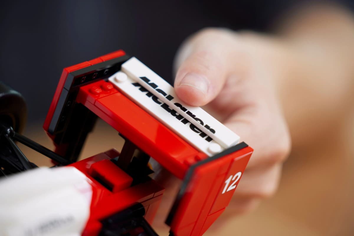 LEGO Icons McLaren MP4/4 in Ayrton Senna 10330 5