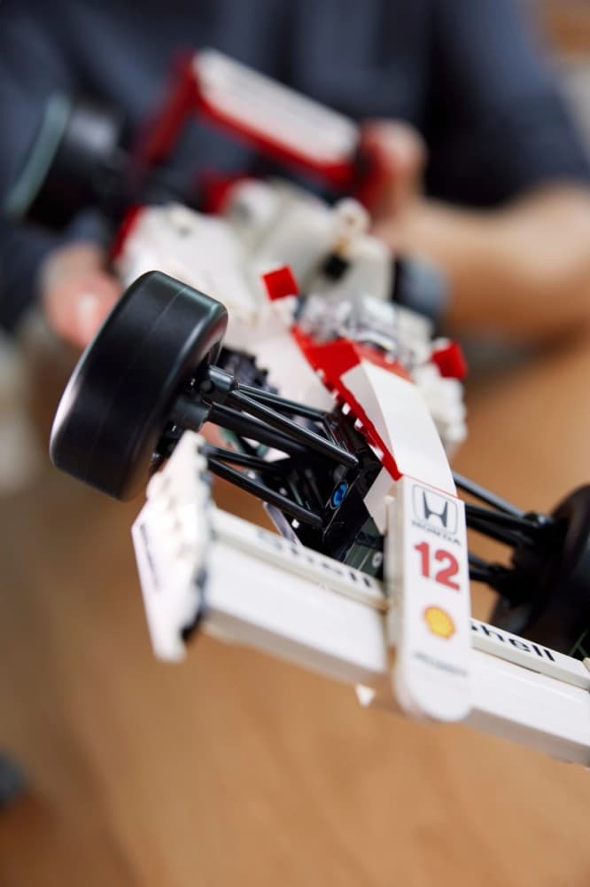 LEGO Icons McLaren MP4/4 in Ayrton Senna 10330 6
