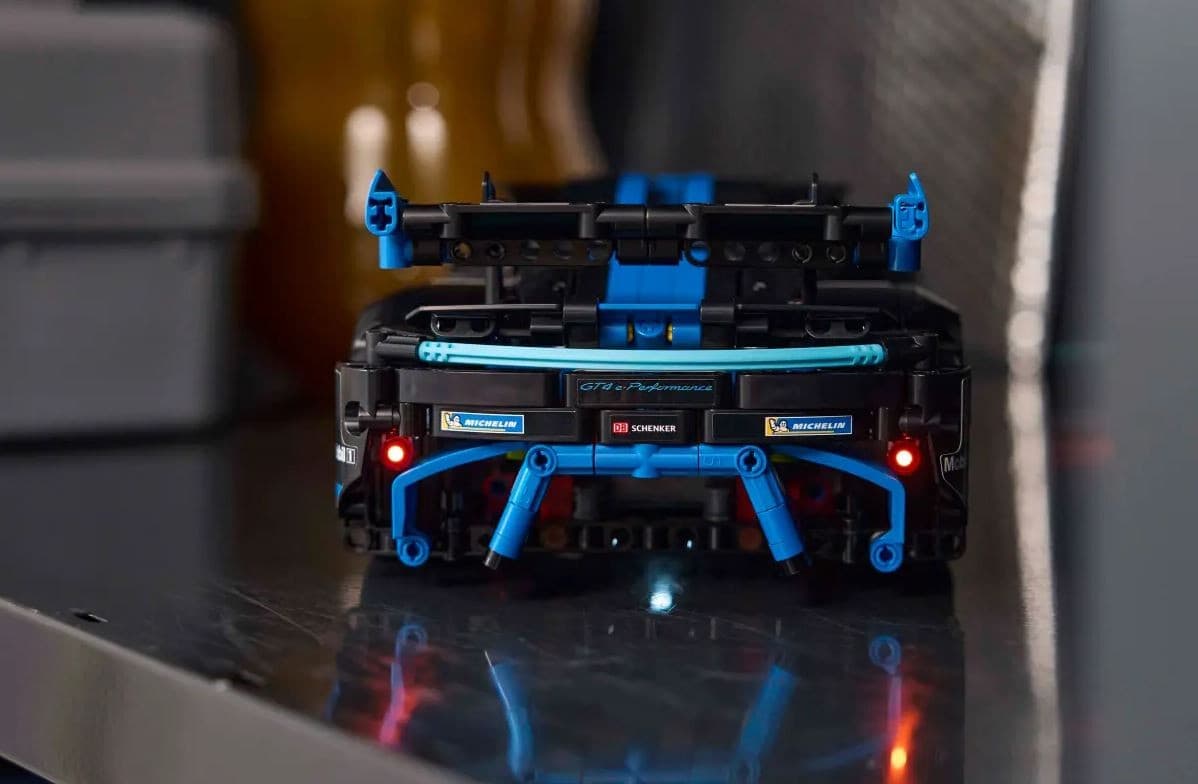 LEGO Technic 42176 Porsche GT4 e-Performance 2