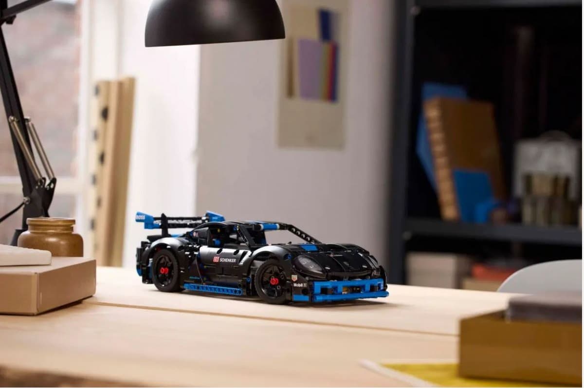 LEGO Technic 42176 Porsche GT4 e-Performance 3