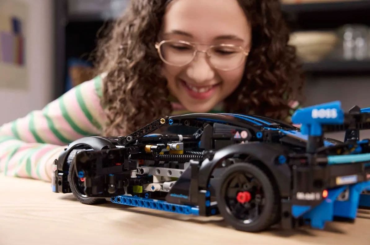 LEGO Technic 42176 Porsche GT4 e-Performance 5