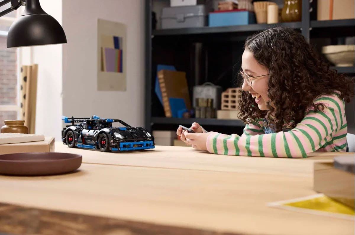 LEGO Technic 42176 Porsche GT4 e-Performance 6