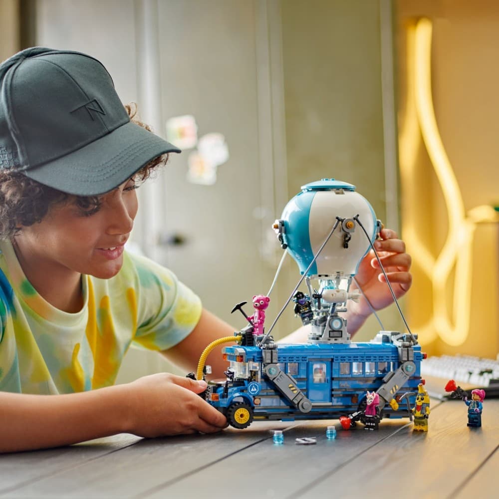 LEGO® Fortnite 77073 Bojni avtobus 6