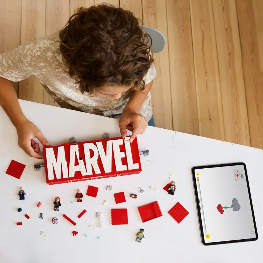 LEGO® Marvel 76313 Logo MARVEL z minifigurkami 2