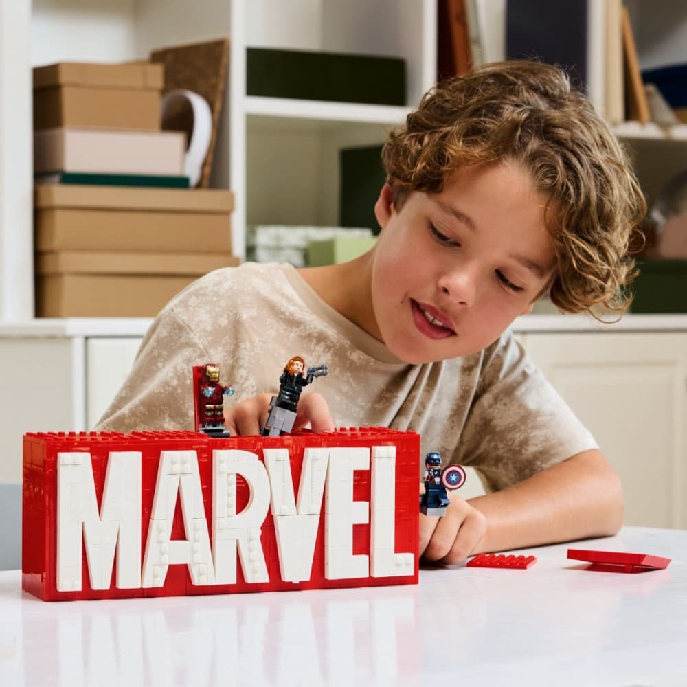 LEGO® Marvel 76313 Logo MARVEL z minifigurkami 3