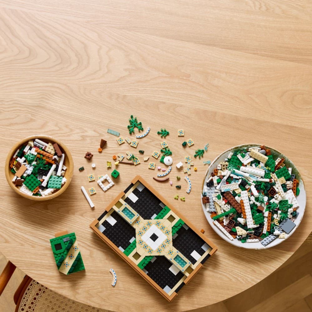 LEGO® Icons 10359 Fontanna v slovenskem vrtu 2