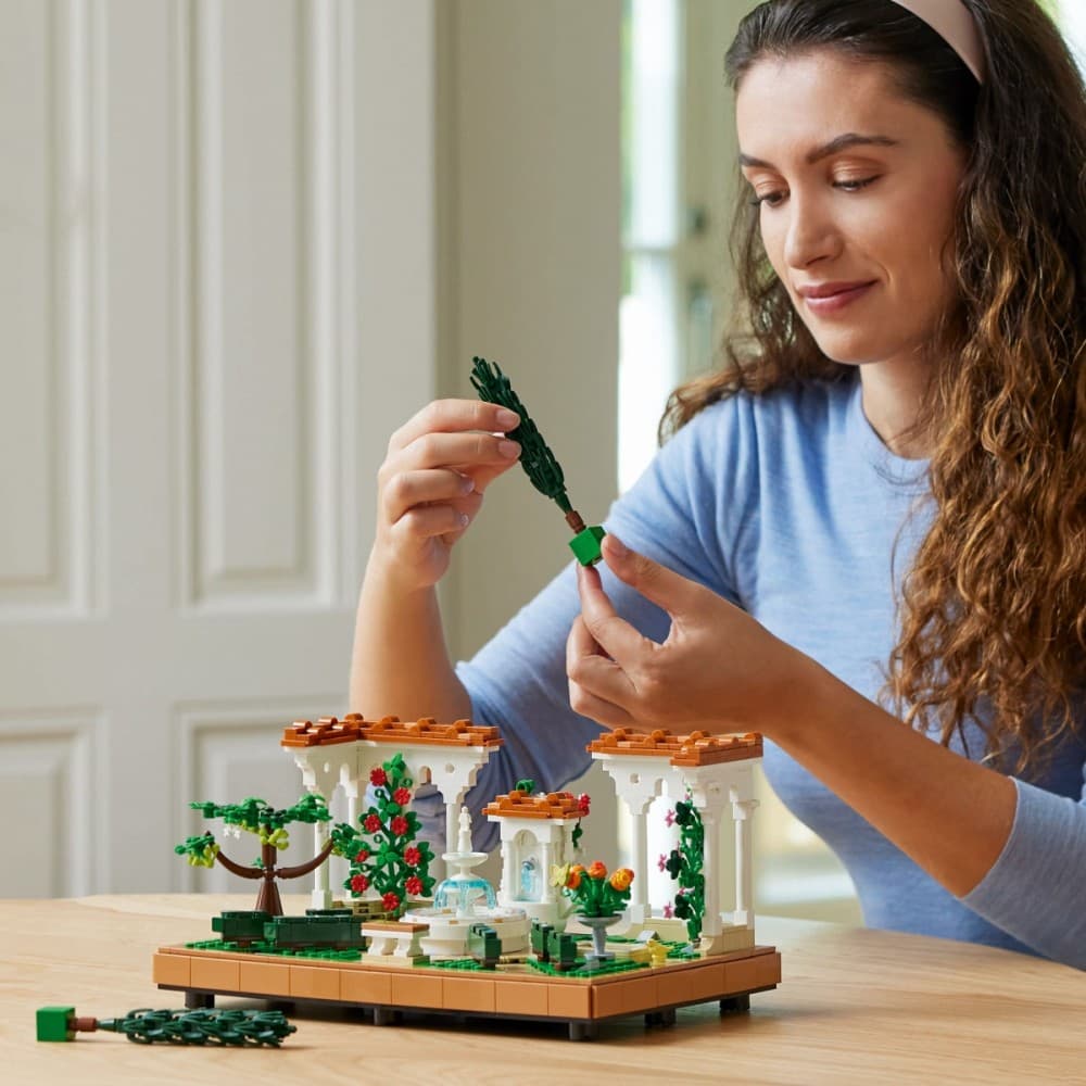 LEGO® Icons 10359 Fontanna v slovenskem vrtu 3