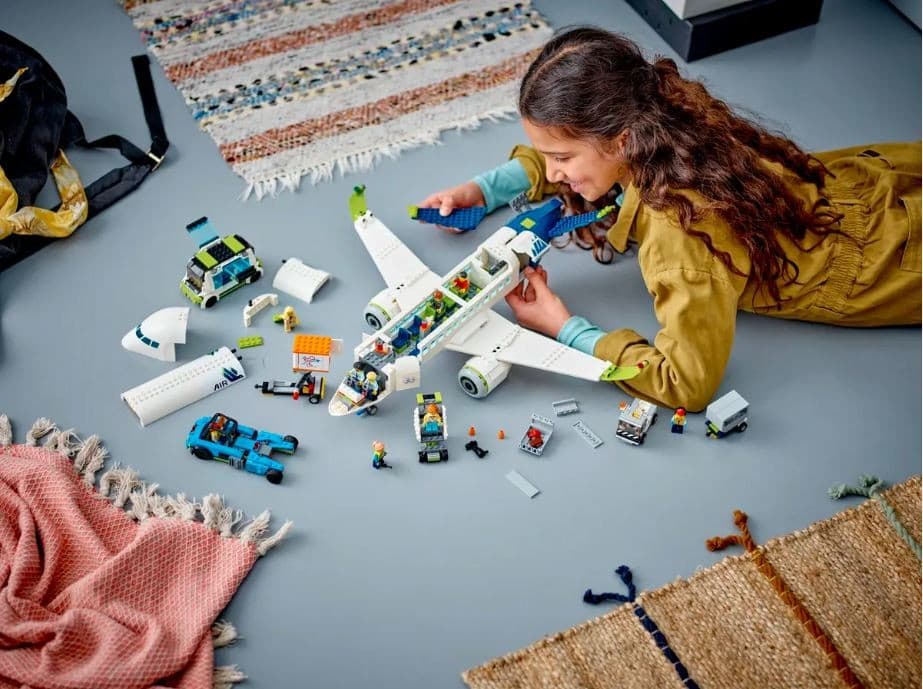 LEGO City 60367 Tovorni potniški letalo 2