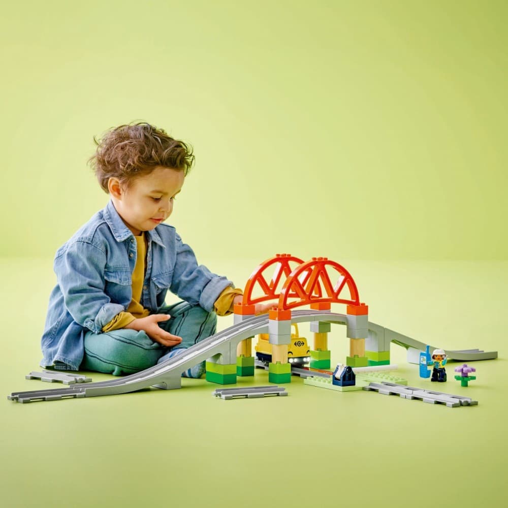 LEGO DUPLO Most in tiri - razširitveni set Gradnja vlakovnih tirov 7