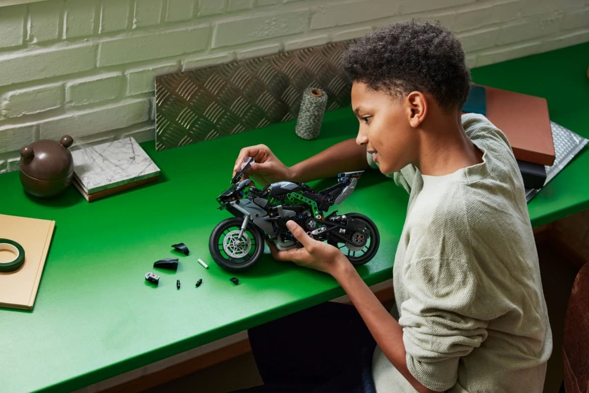 LEGO Technic Motocikel Kawasaki Ninja H2R 42170 4