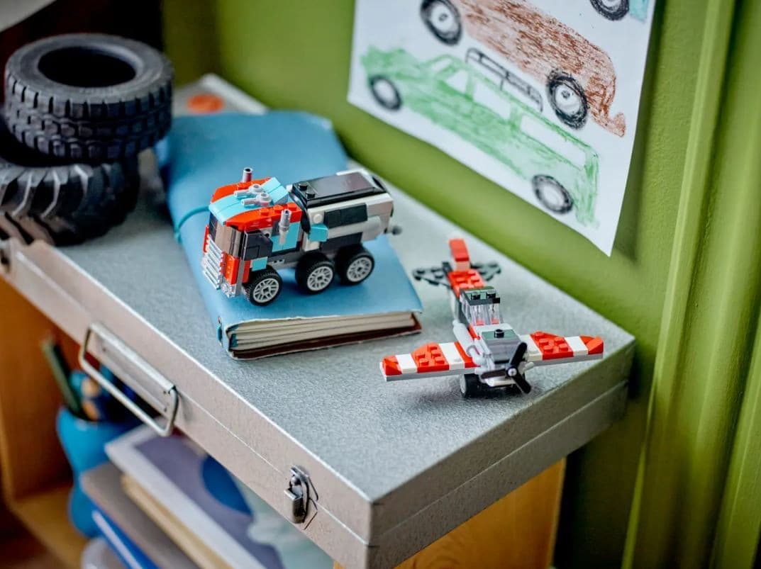 LEGO Creator 3v1: Tovornjak s platformo in helikopterjem (31146) 3
