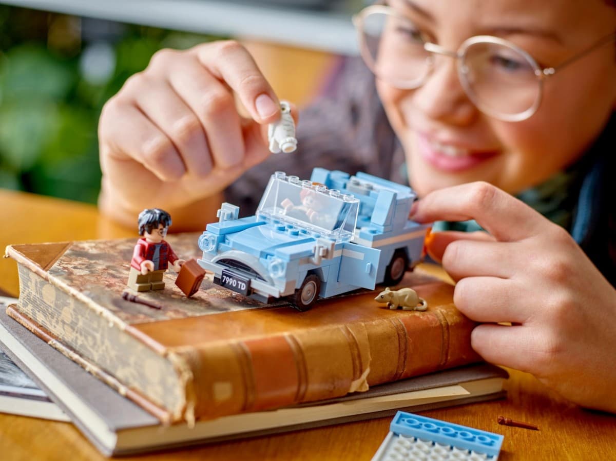LEGO Harry Potter 76424 Letači Ford Anglia 6