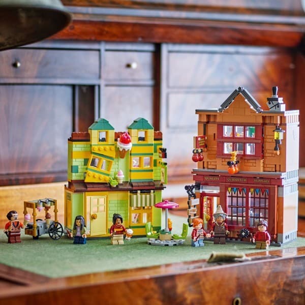 LEGO Harry Potter Ulica Škotska: Oprema Quidditcha in Lado 76452 3