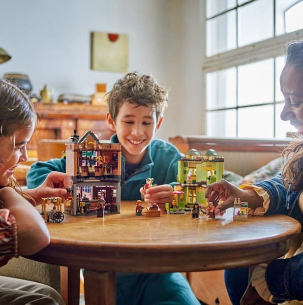 LEGO Harry Potter Ulica Škotska: Oprema Quidditcha in Lado 76452 4
