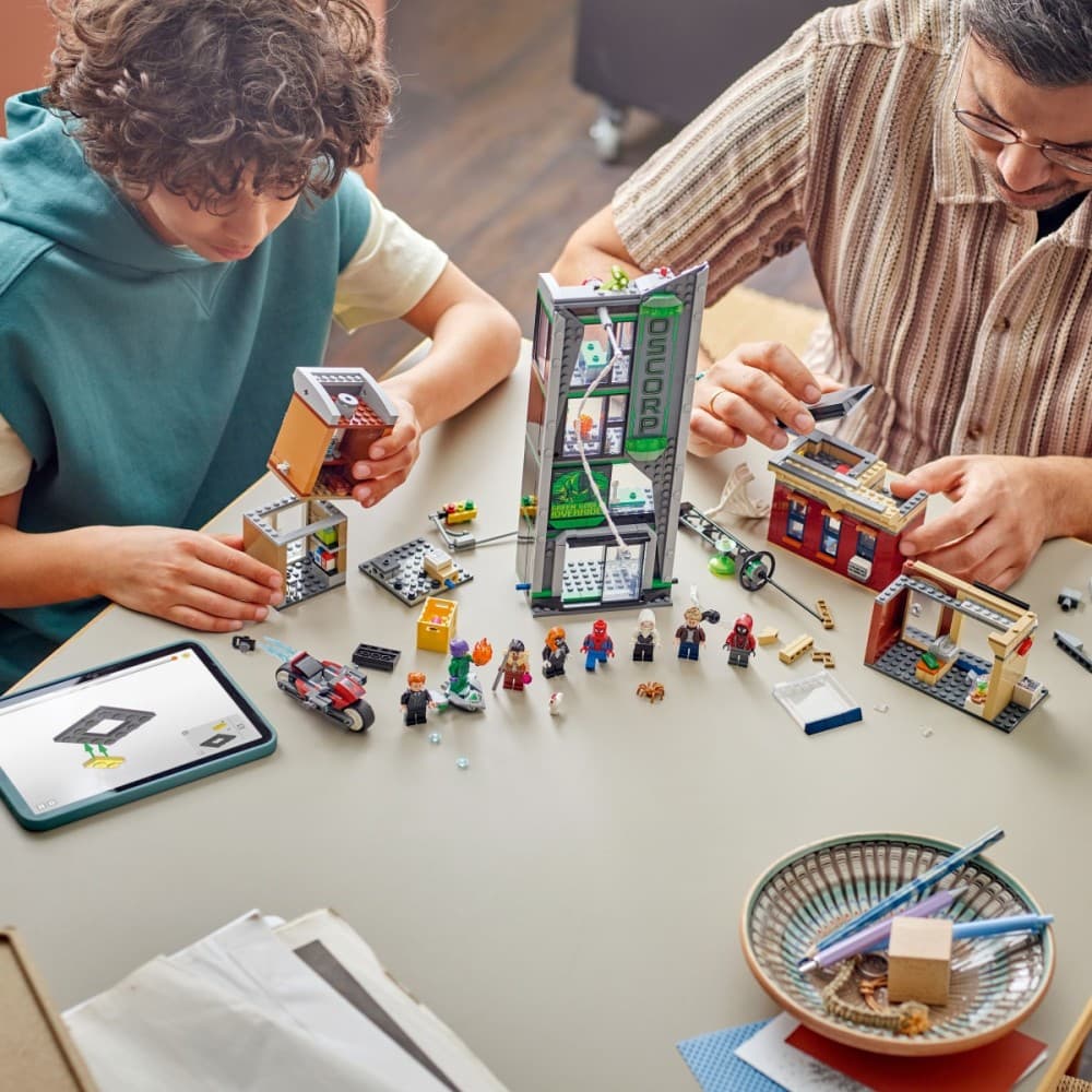 LEGO Marvel Spider-Man in Oscorp (76324) 8