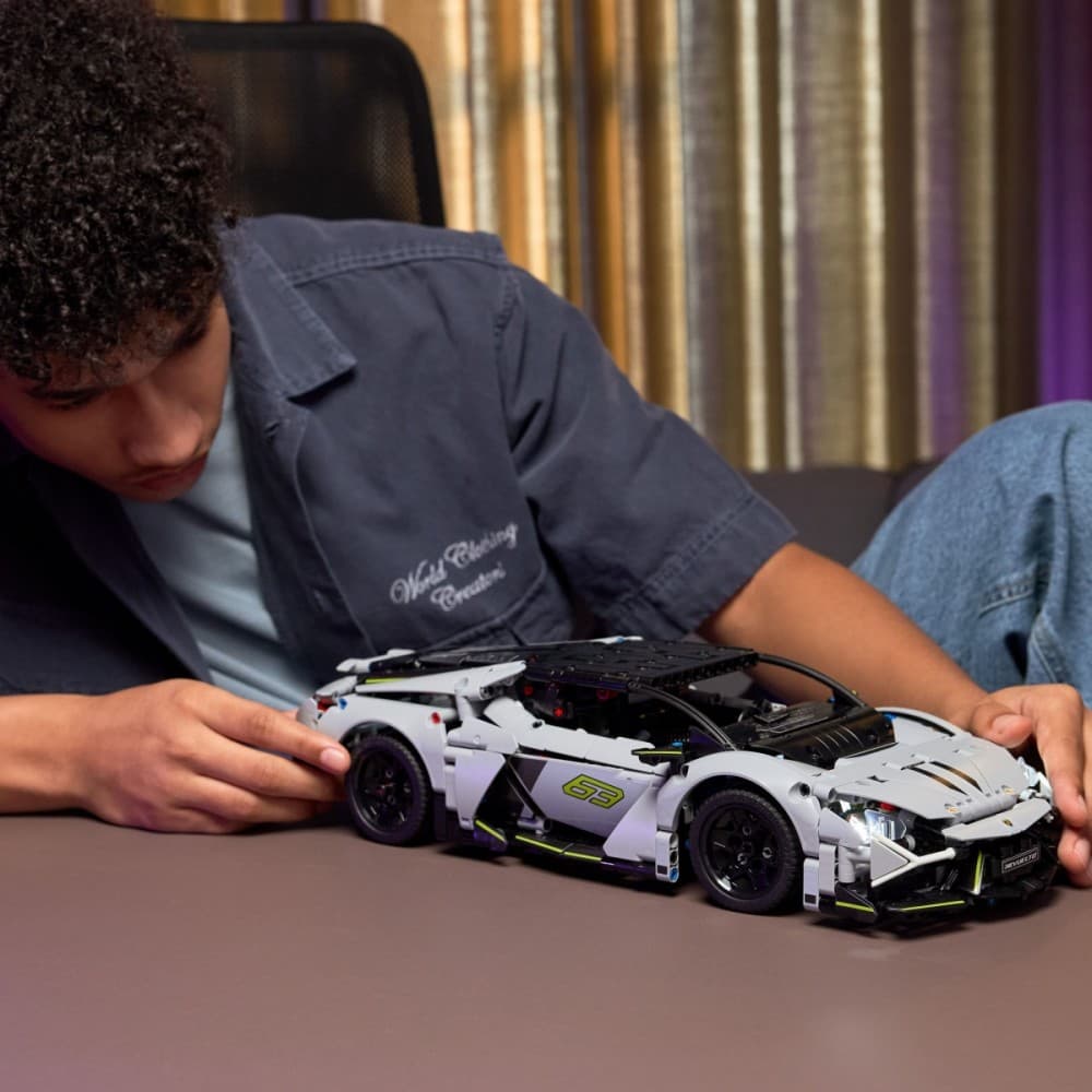 LEGO Technic Lamborghini Revuelto (42214) 6