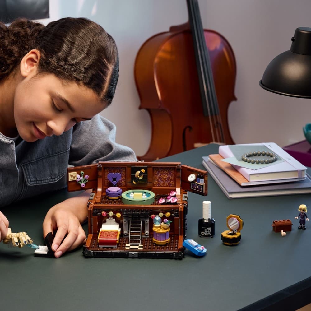 LEGO Wednesday Addams: Roka v kovčku 76785, 828 kosov 7