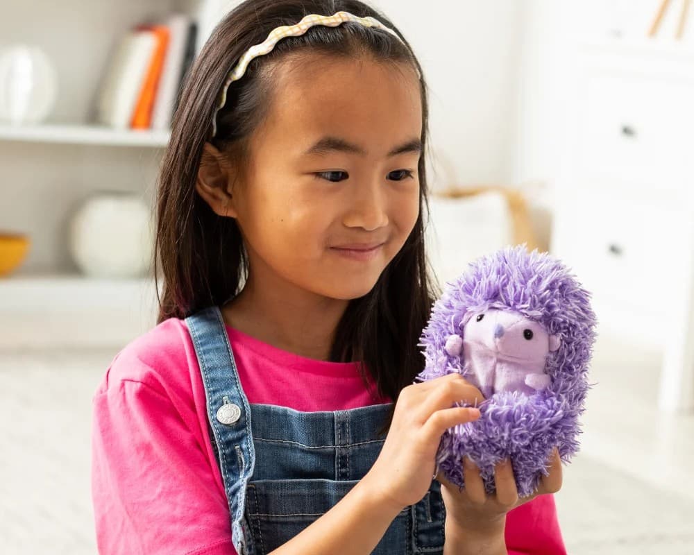 EPEE interaktivna maskota Kulisie, vijolični ježek 4