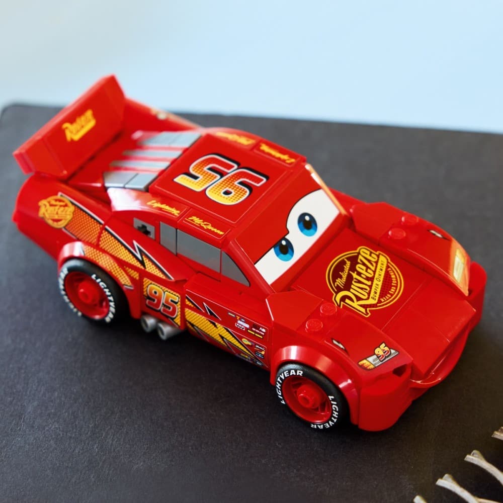 LEGO Speed Champions 77255 Lightning McQueen: Replika ikoničnega avtomobila 8