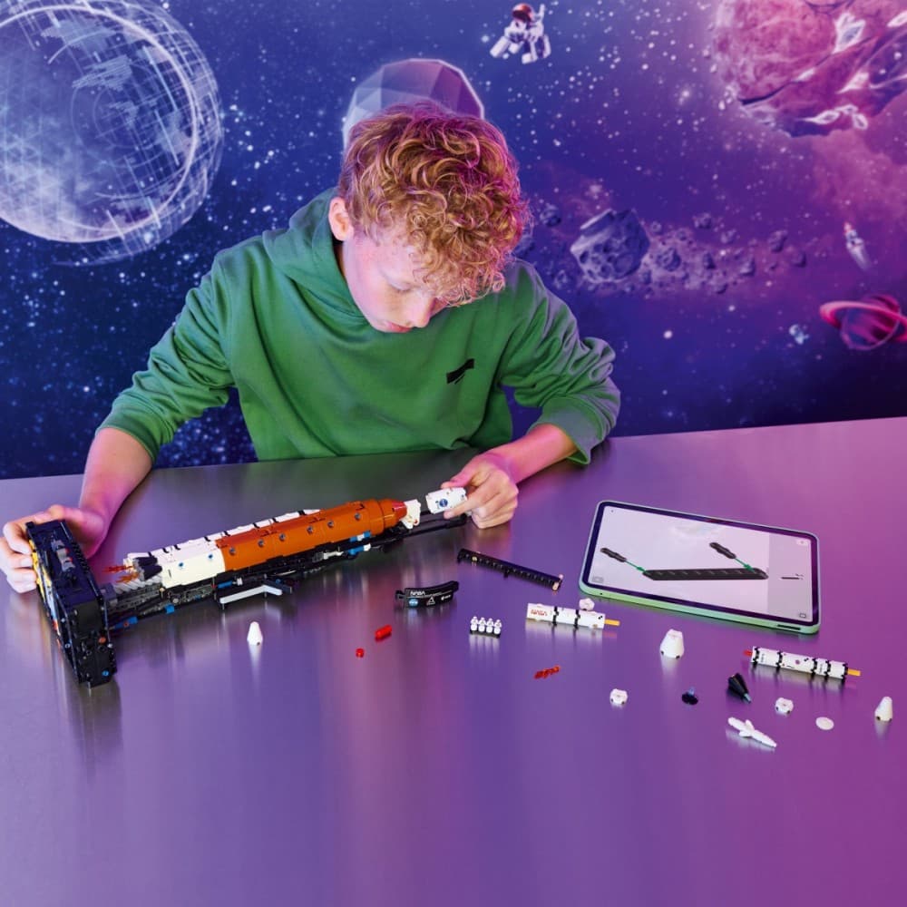 LEGO Technic - NASA Artemis RVS Raketa (42221) 3