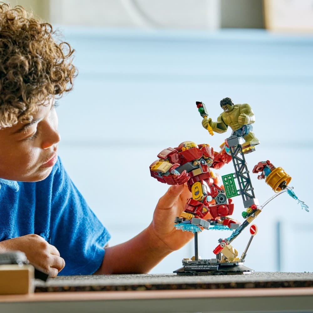 LEGO Super Heroes 76343: Epical Battle: Hulkbuster vs. Hulk 4