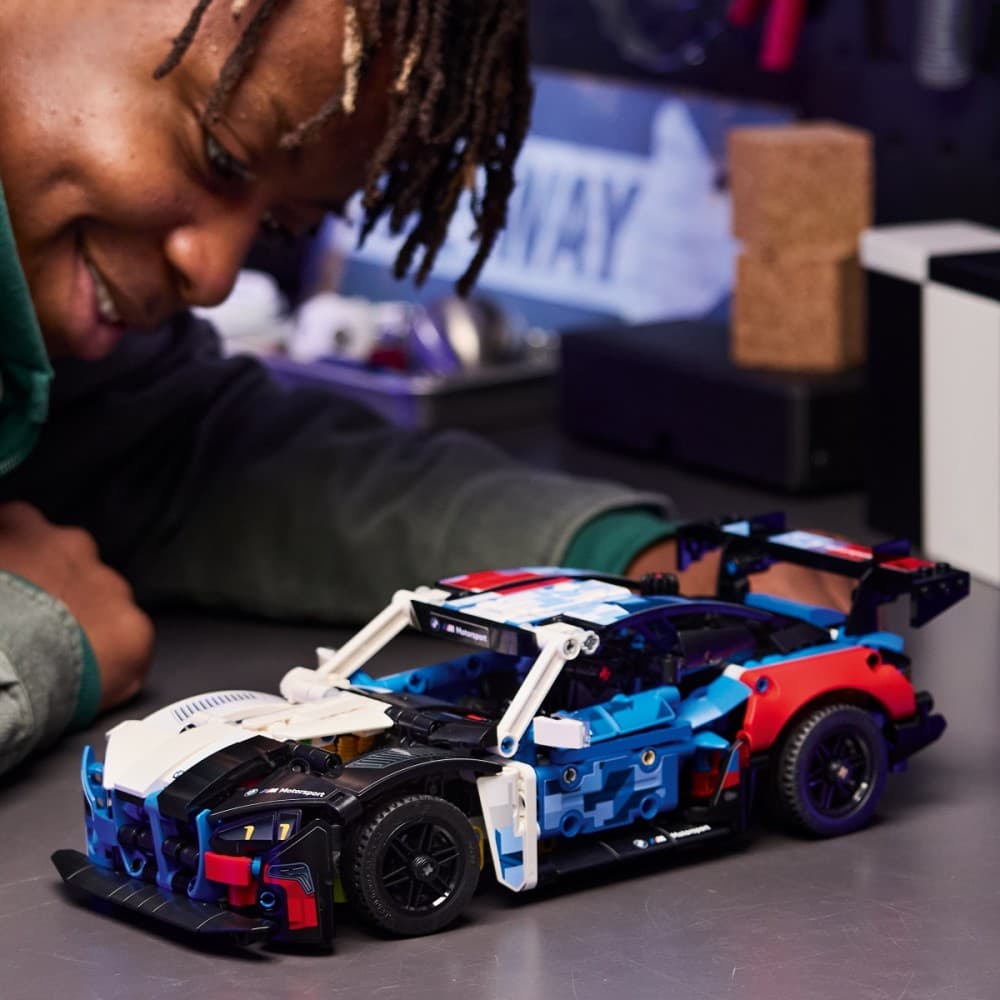 LEGO Technic BMW M4 GT3 EVO dirkalnik (42226) 6