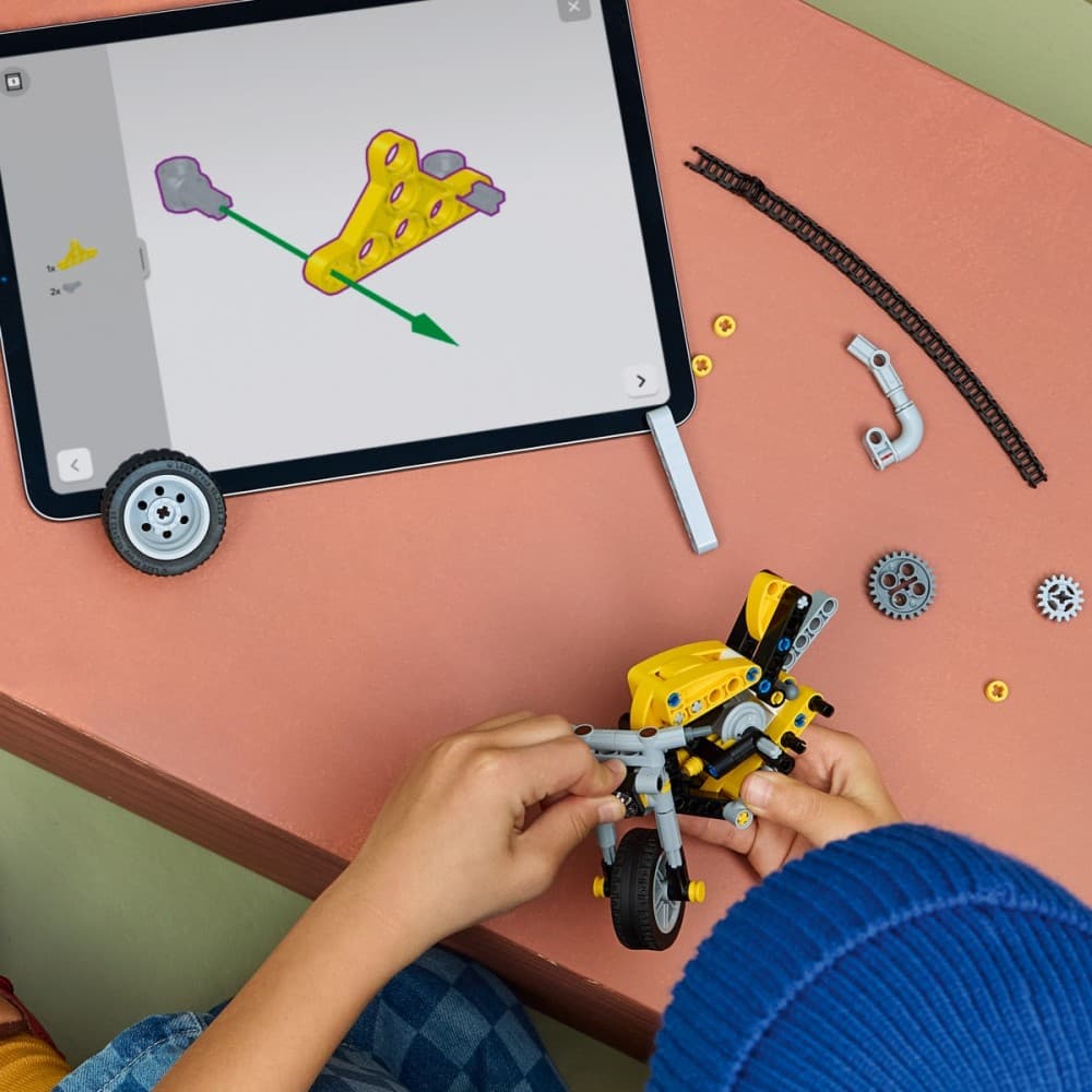 LEGO Technic Rumeni motor (42225) 5