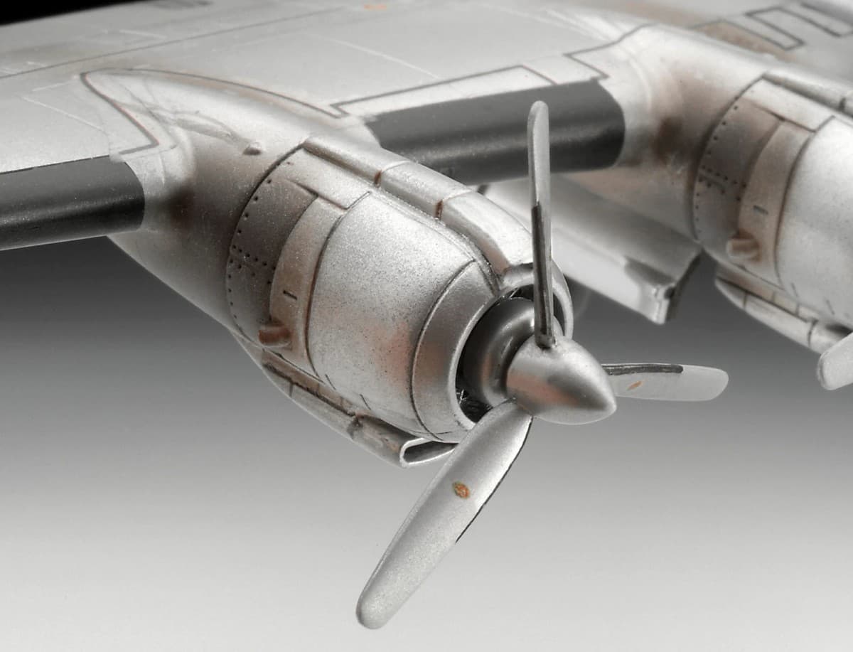 Model letala Lockheed L-1049G Super Constellation Lufthansa Revell 1:144 3