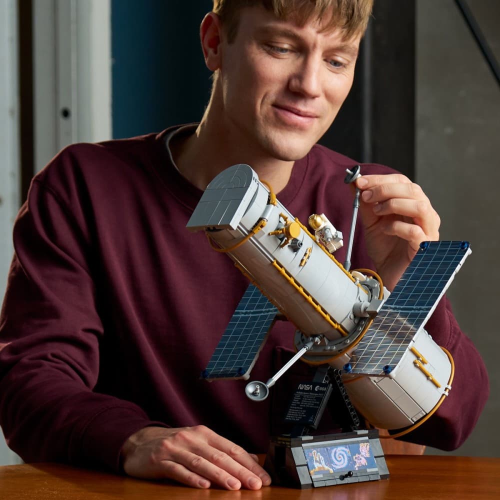 LEGO Icons Hubble Space Telescope, 11382 7