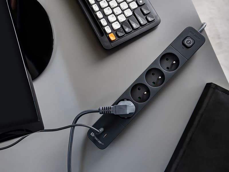 Prekoračitev TRACER Power Line+ mobile ready, 4 vtičnice + 2xUSB (USB-A, Type-C PD20W) 5