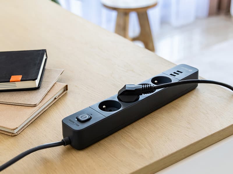 TRACER Prek, 5m, 4x SCHUKO + 3x USB (5V/2.4A) 5