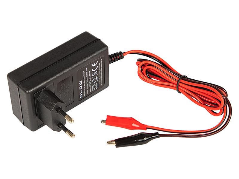 Polnilnik za akumulatorje Blow 12V 2A LED, črn