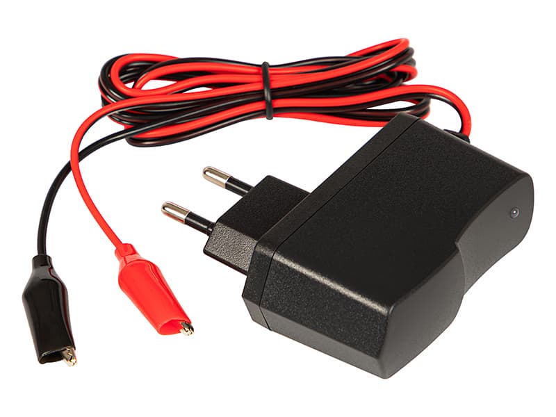 Polnilnik za akumulatorje Blow 6V 2A LED, črn