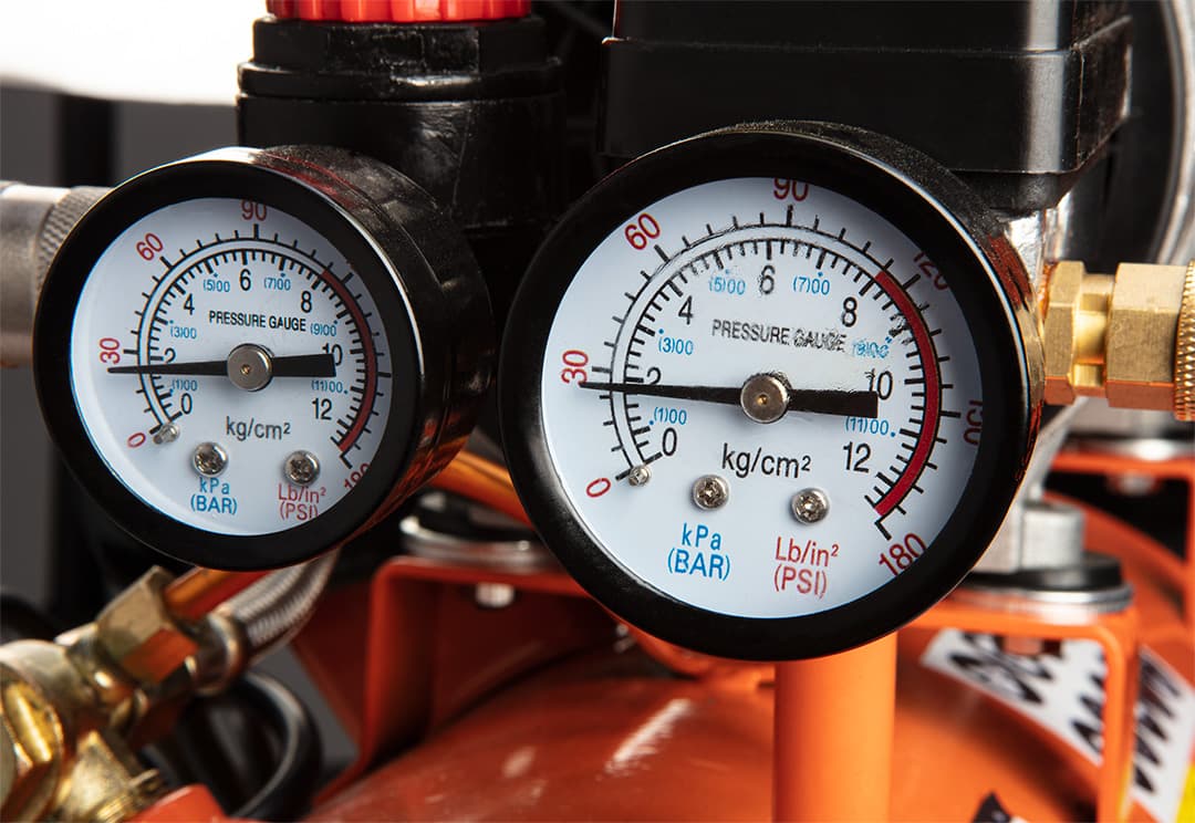 Brezoljni kompresor NEO TOOLS 12 L 7